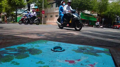 Vẽ tranh nắp cống kêu gọi người Sài Gòn không xả rác