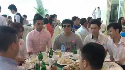 Cách ăn cưới hài hước của nhóm bạn trẻ