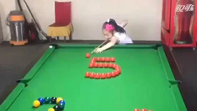 Nữ cơ thủ nhí đánh bida bách phát bách trúng