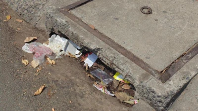 Xả rác xuống cống: Phạt đến 7 triệu chứ chẳng chơi!