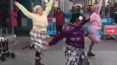 3 bà lão nhảy dance cực chất không thua gì giới trẻ
