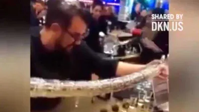 Khi nhân viên pha chế làm 'xiếc'