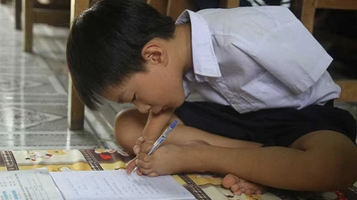 Cậu bé viết bằng chân mơ xây nhà cho mẹ