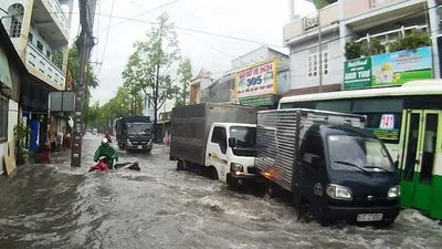 TPHCM: Triều cường gây ngập lụt sâu các vùng trũng thấp