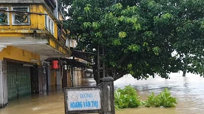 Lũ cao gần bằng năm 1999, Hội An chìm trong biển nước