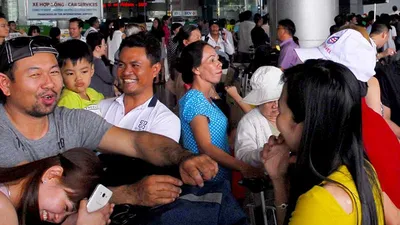 Sân bay Tân Sơn Nhất đông nghịt khách về Tết