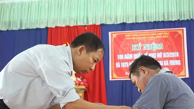 Dân 'triệu hồi' thầy thuốc đến chữa miễn phí cho mình