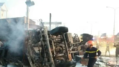 Xe bồn tạo biển lửa cháy cả dãy nhà