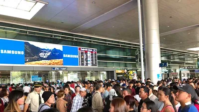 ‘Biển người’ đón Việt kiều ở sân bay Tân Sơn Nhất