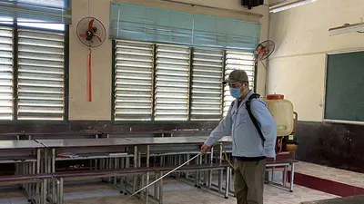 Trường học tổng vệ sinh, phun thuốc, mua máy đo...