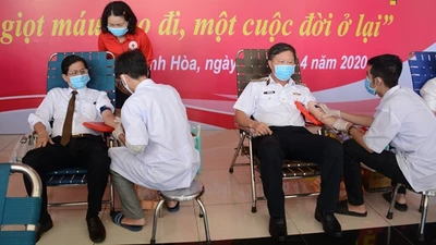 Cán bộ học viện Hải quân tham gia hiến máu. (Ảnh báo QĐND)