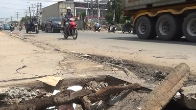 Coi chừng trẻ lọt hố ga khi mùa mưa đến