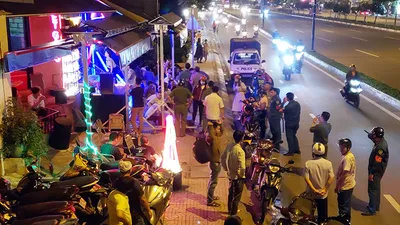 Hàng loạt quán trên đường Phạm Văn Đồng bị phạt