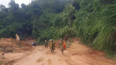 Gần 10 giờ ‘xẻ rừng’ đưa đồng đội về nhà