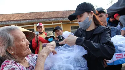 Nhận quà từ nghệ sĩ, người dân vùng lũ rơi nước mắt