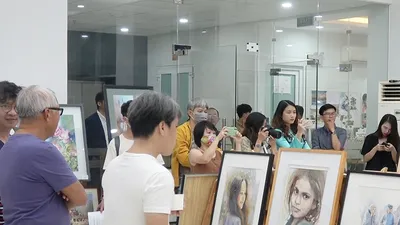 Video: Bán tranh gây quỹ giúp bệnh nhi ung thư