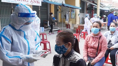 Video: Hơn 500 tiểu thương liên quan BN 2989 được xét nghiệm