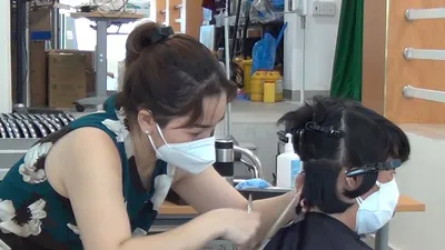 Video: Các y bác sĩ được cắt tóc miễn phí tại bệnh viện