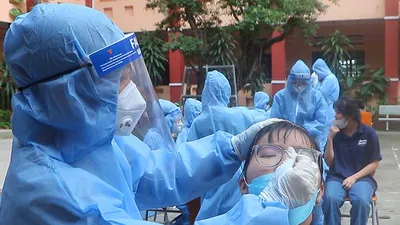 Video: Bình Dương, Bình Phước lấy mẫu xét nghiệm 28.000 thí sinh và giáo viên