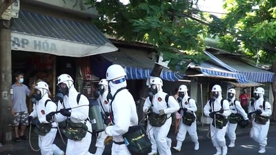 Video: Đà Nẵng phun khử khuẩn nơi có nhân viên cắt tóc mắc COVID-19