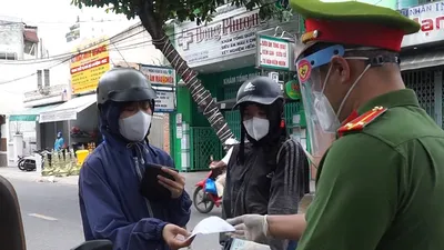 Video: Công an Đà Nẵng kiểm tra ngẫu nhiên người đi đường