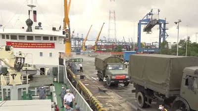 Người dân TP.HCM ấm lòng trước hỗ trợ thiết thực của chiến sĩ hải quân