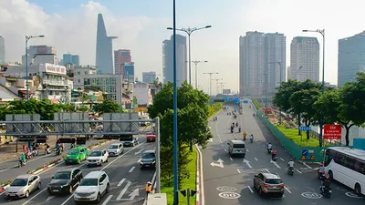 Video: TP.HCM rộn ràng trong ngày đầu 'bình thường mới'