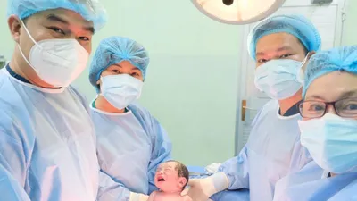 Video: Ngắm các bé chào đời trong thời khắc đầu năm 2022