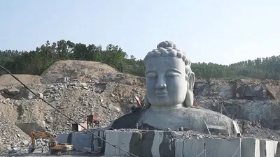 Video: Tượng Phật khổng lồ giữa mỏ đá ở Đà Nẵng