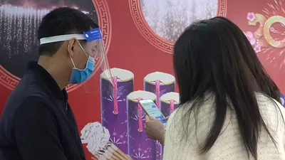 Hà Nội: Các cửa hàng mở bán pháo hoa không tiếng nổ phục vụ Tết