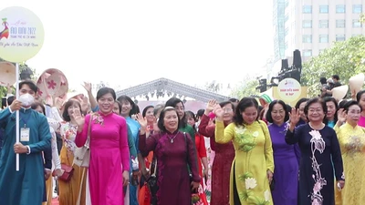 Video: Hàng ngàn bộ áo dài khoe sắc giữa trung tâm TP.HCM