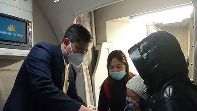 Video: Gần 300 kiều bào từ Ukraine về sân bay Nội Bài