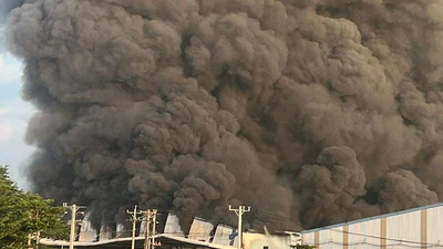 Video: Nhà kho rộng hàng ngàn mét vuông bốc cháy dữ dội