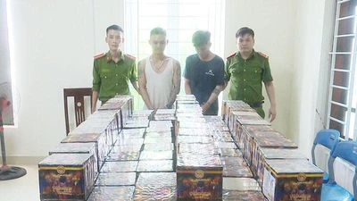 Video: Bắt giữ hai đối tượng mua bán 3,5 tạ pháo