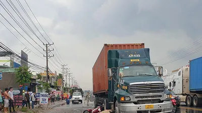 Container va chạm xe máy, người đàn ông tử vong tại chỗ