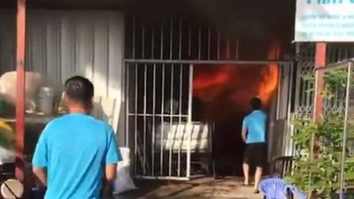 Video: Cháy vựa ve chai ở Bình Dương, một bé trai bị bỏng nặng