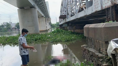 Video: Phát hiện thi thể cô gái trẻ trôi trên sông Sài Gòn