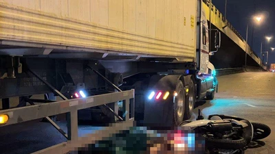 Video: Đi sinh nhật về, hai thanh niên va chạm với xe container tử vong