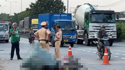 Video: Xe đầu kéo lùi trên Quốc lộ 1, cán chết người phụ nữ đi xe máy