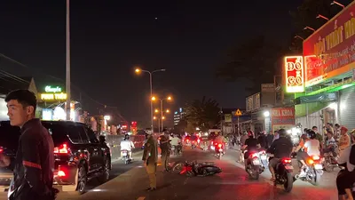 Video: Sau cú va quẹt với xe máy, nam shipper bị xe 16 chỗ cán tử vong