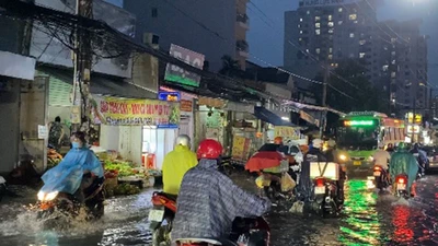Video: Nhiều tuyến đường tại TP.HCM biến thành ‘sông’ sau cơn mưa lớn