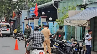 Video: Hai phương tiện va chạm trong hẻm, một cụ bà tử vong