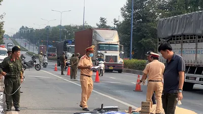 Xe máy va chạm xe tải, nữ công nhân tử vong tại chỗ