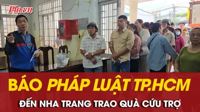 Báo Pháp Luật TP.HCM trao quà hỗ trợ người dân Nha Trang bị thiệt hại sau trận lụt lịch sử