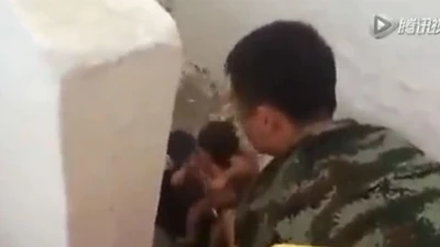 Clip: Giải cứu em bé 'đẻ rơi' trong nhà vệ sinh công cộng