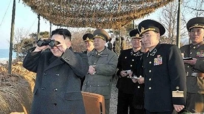 Kim Jung Un thị sát diễn tập quân sự chống Mỹ-Hàn