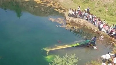 Kinh hoàng: Xe buýt lao xuống sông, 44 người tử nạn 