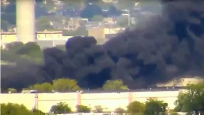 Máy bay đâm vào tòa nhà ở Mỹ bốc cháy