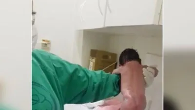 Clip: Bé gái mới sinh vài phút đã … biết đi