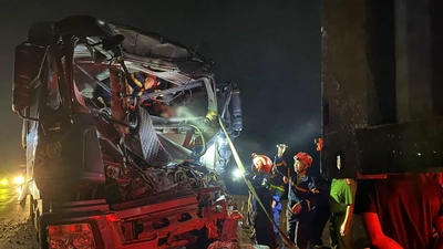 Ô tô tải tông vào đuôi xe đầu kéo đang dừng đèn đỏ, tài xế tử vong 